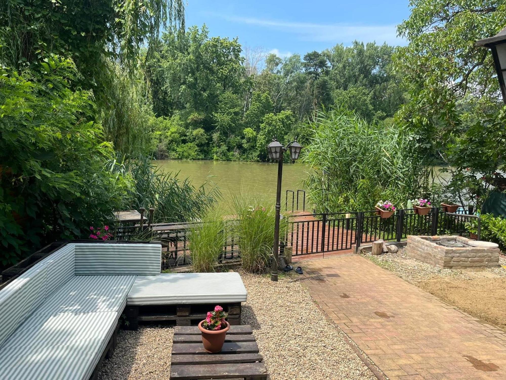 Csuka48 Apartman Szarvas Buitenkant foto