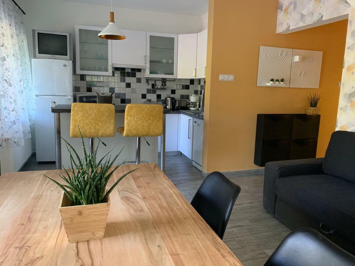 Csuka48 Apartman Szarvas Buitenkant foto