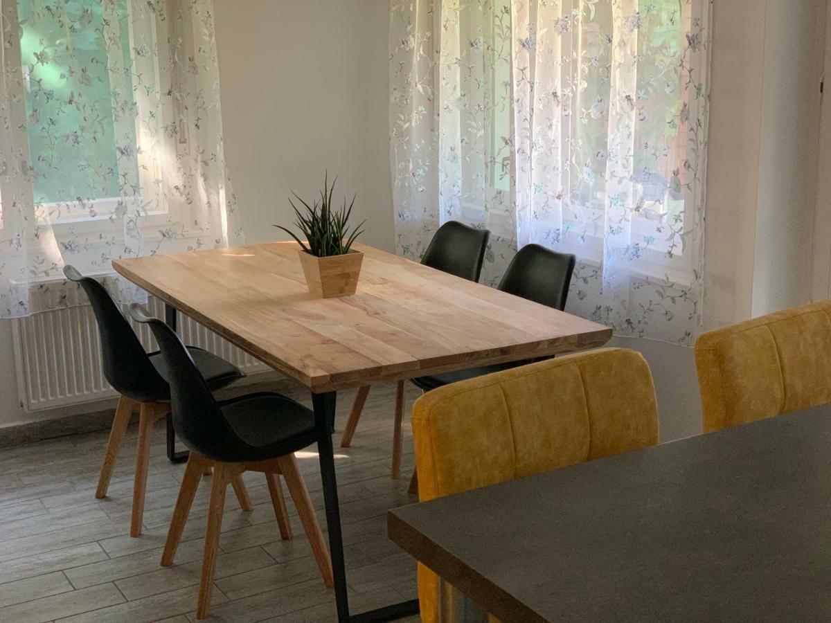 Csuka48 Apartman Szarvas Buitenkant foto