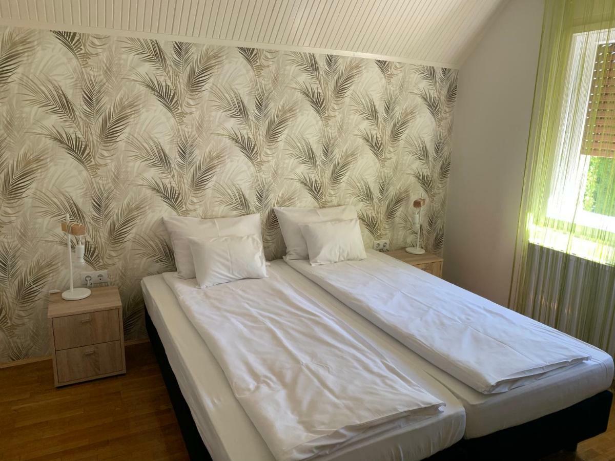 Csuka48 Apartman Szarvas Buitenkant foto