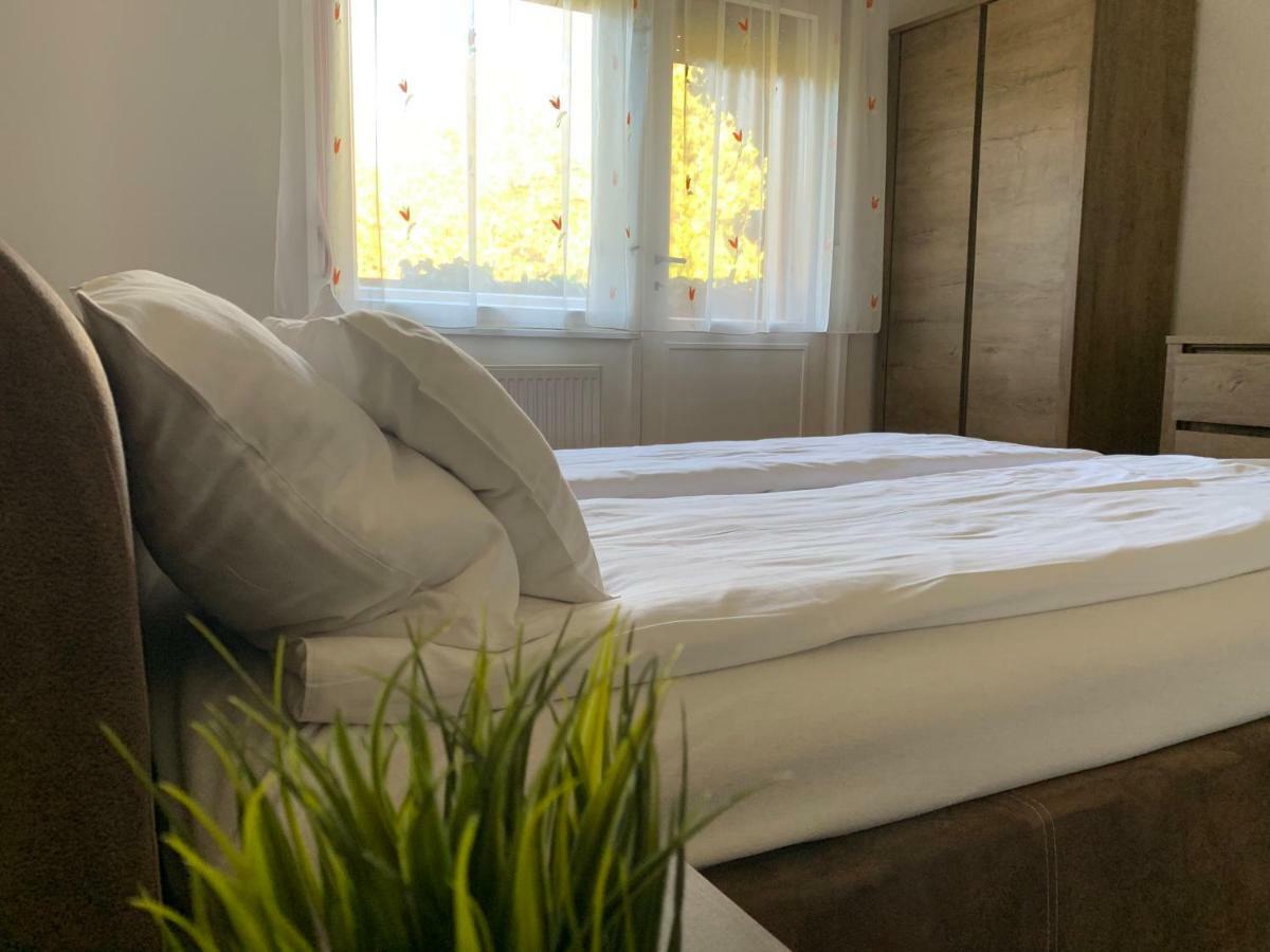 Csuka48 Apartman Szarvas Buitenkant foto